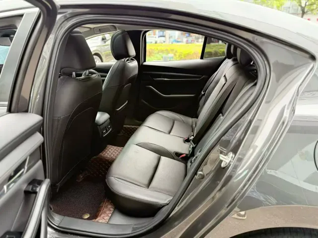 Mazda Axela — Фото автомобиля 6