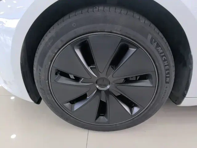 Tesla Model 3 — Фото автомобиля 22