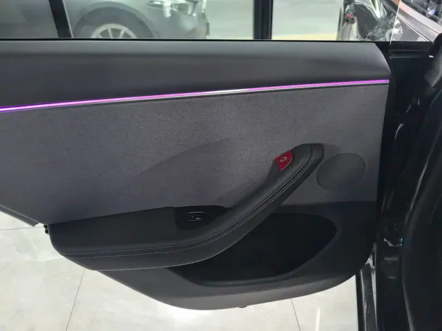 Tesla Model 3 — Фото автомобиля 8