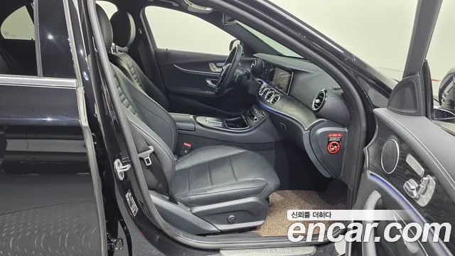 Mercedes-Benz E-Class — Фото автомобиля 11