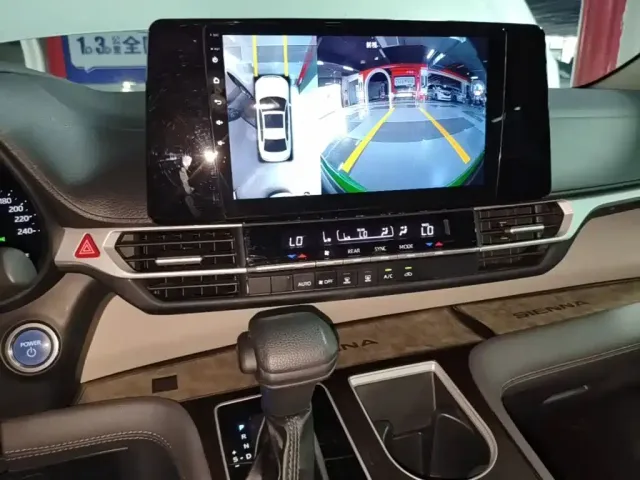 Toyota Sienna — Фото автомобиля 12