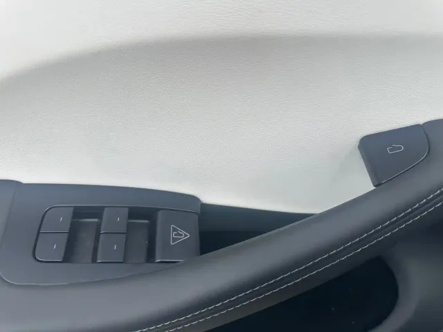 Tesla Model 3 — Фото автомобиля 11