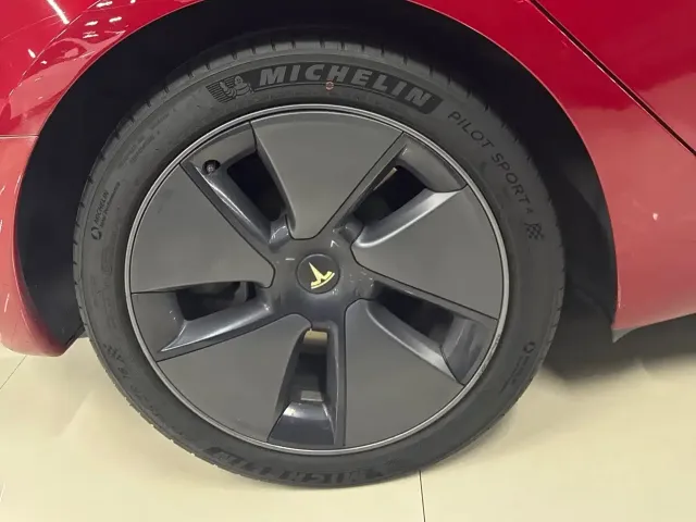 Tesla Model 3 — Фото автомобиля 6