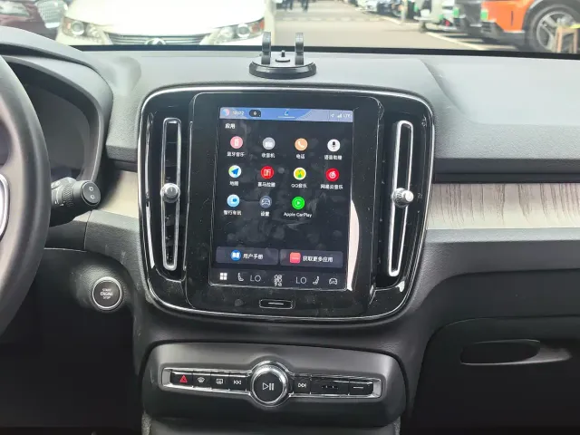 Volvo XC40 — Фото автомобиля 6