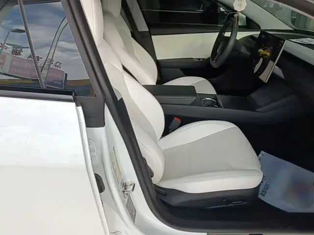 Tesla Model 3 — Фото автомобиля 24
