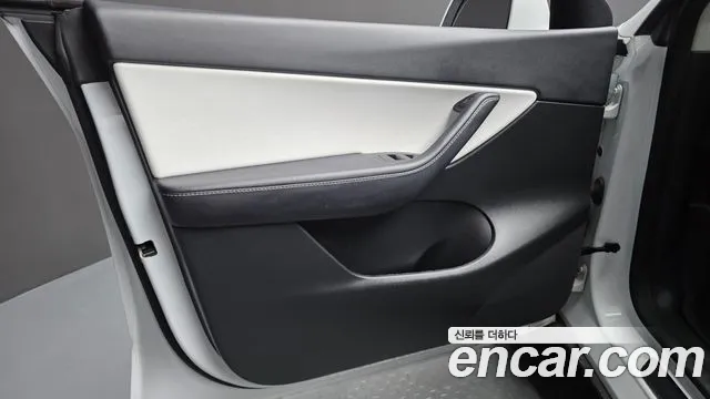 Tesla Model Y — Фото автомобиля 24
