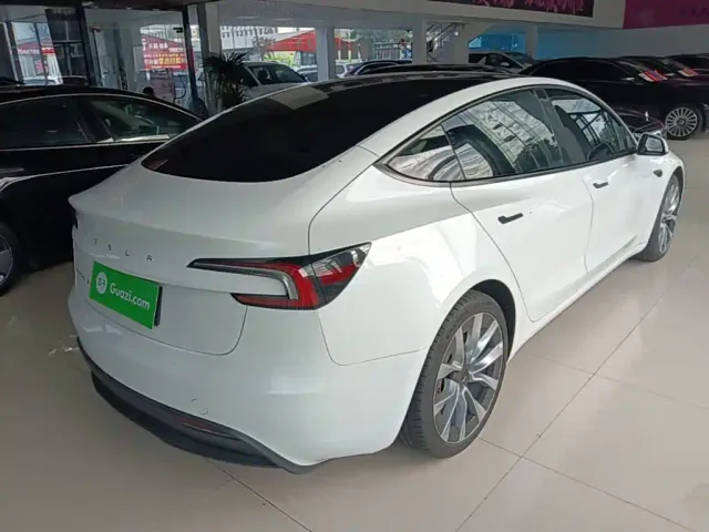 Tesla Model 3 — Фото автомобиля 6