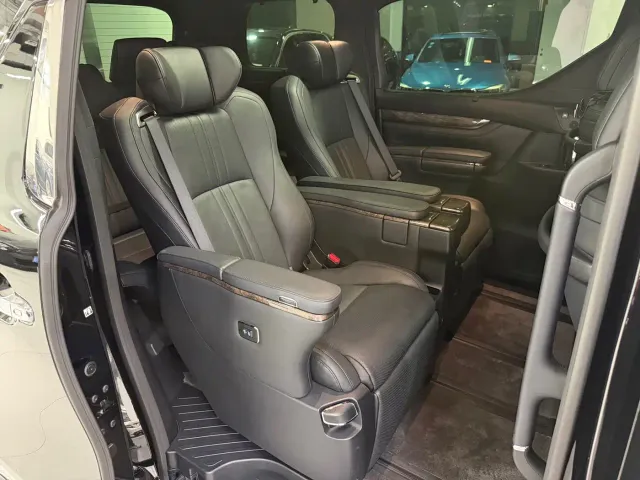 Toyota Alphard — Фото автомобиля 11