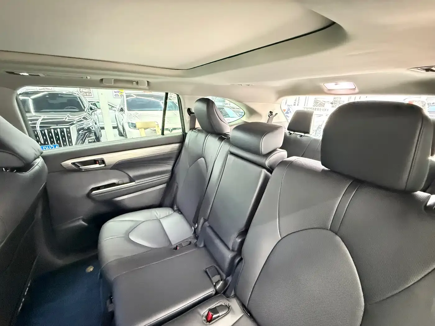 Toyota Highlander 2026 2.5L Smart Hybrid 4WD Ultimate 7-Seater — Фото автомобиля 13