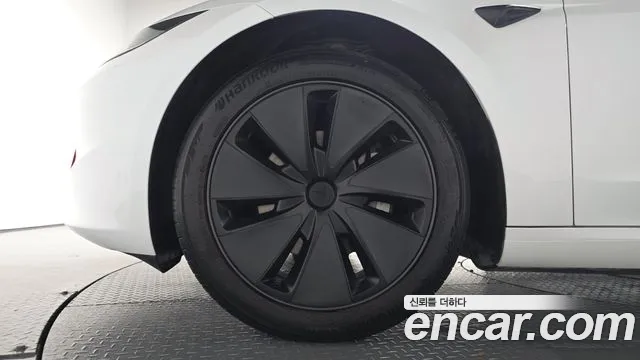 Tesla Model 3 — Фото автомобиля 5