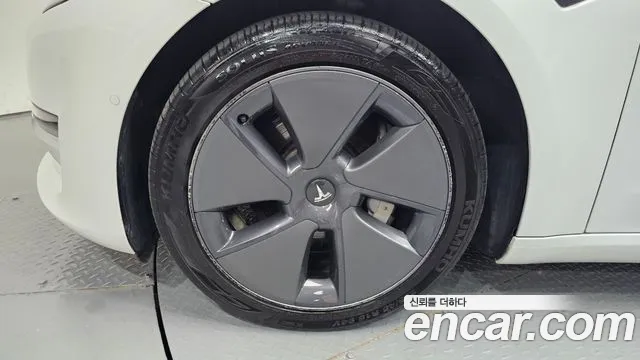 Tesla Model 3 — Фото автомобиля 5