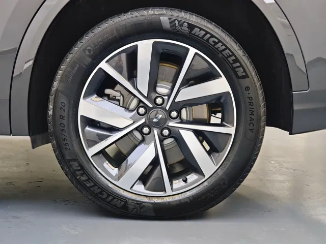 Li Auto L8 — Фото автомобиля 25