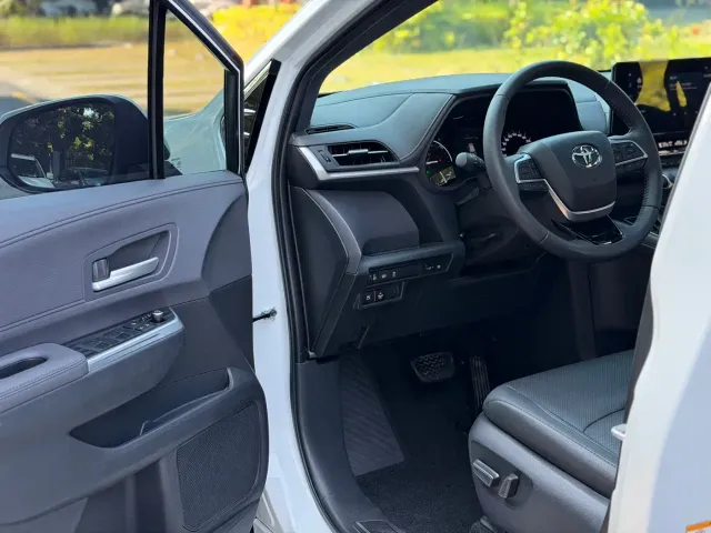 Toyota Sienna — Фото автомобиля 10