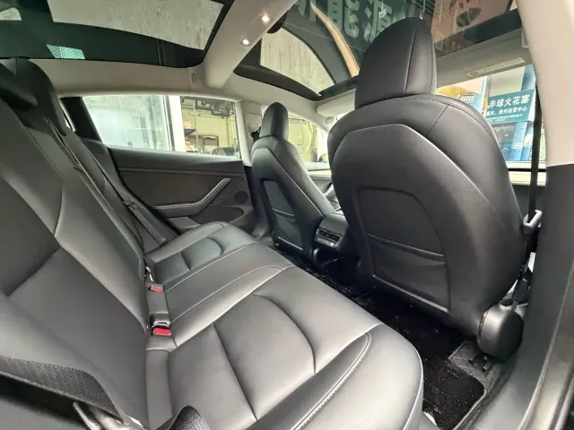Tesla Model 3 — Фото автомобиля 12