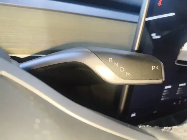 Tesla Model Y — Фото автомобиля 13