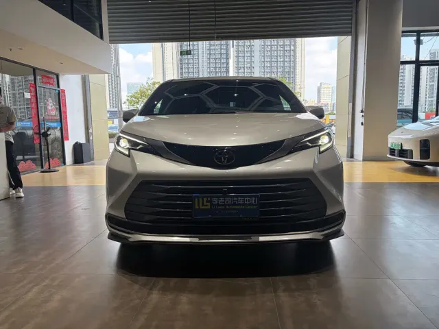 Toyota Sienna — Фото автомобиля 2