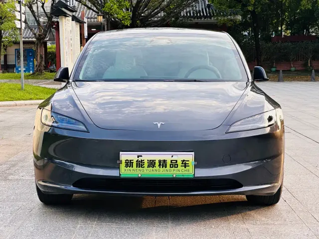 Tesla Model 3 — Фото автомобиля 2