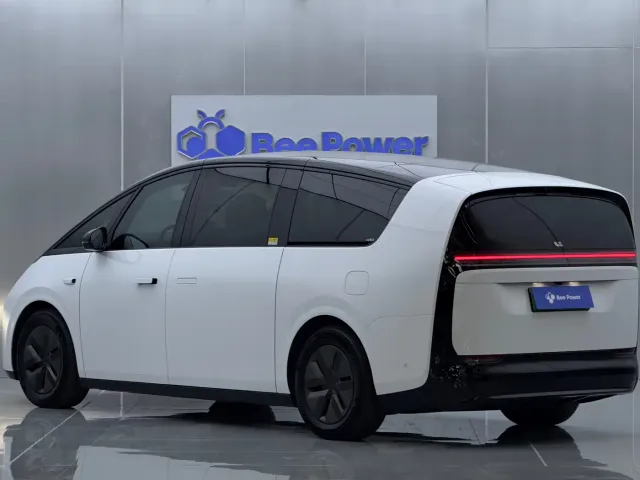 Li Auto MEGA — Фото автомобиля 6