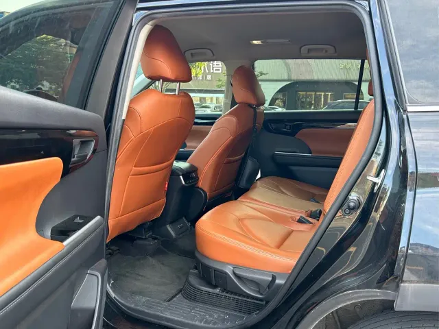 Toyota Highlander — Фото автомобиля 6