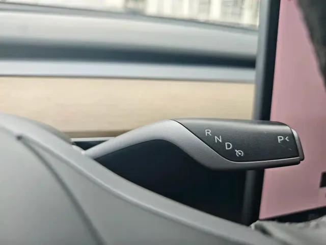Tesla Model Y — Фото автомобиля 13