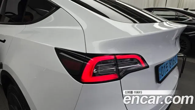 Tesla Model Y — Фото автомобиля 18