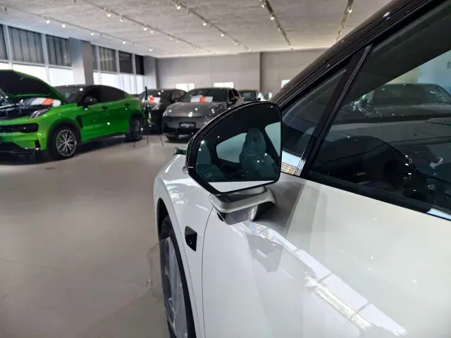 Lynk & Co Z20 — Фото автомобиля 22
