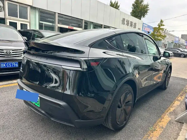 Tesla Model Y — Фото автомобиля 11