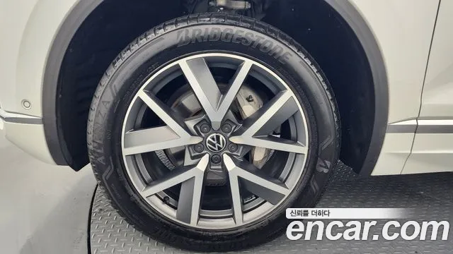 Volkswagen Touareg Touareg 3 поколение 3.0 TDI Prestige — Фото автомобиля 5