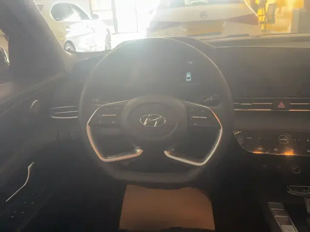 Hyundai Elantra — Фото автомобиля 3