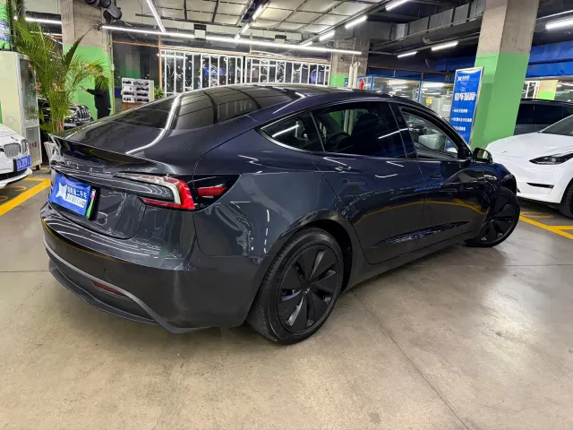 Tesla Model 3 — Фото автомобиля 4