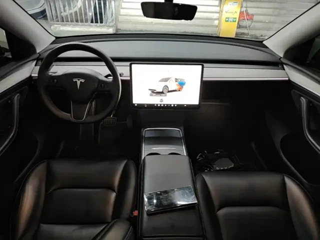 Tesla Model Y — Фото автомобиля 9