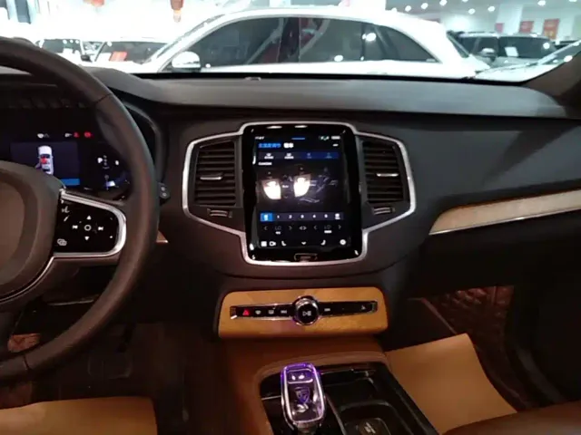 Volvo XC90 — Фото автомобиля 12