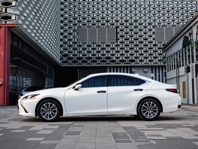 Lexus ES — Фото автомобиля 2