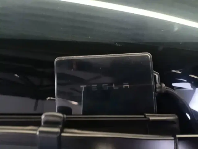 Tesla Model 3 — Фото автомобиля 8