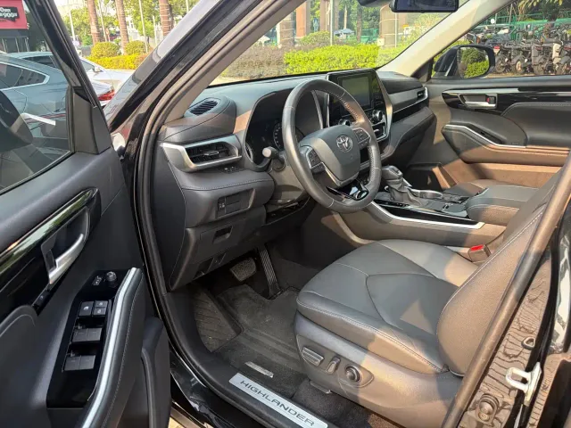 Toyota Highlander — Фото автомобиля 10