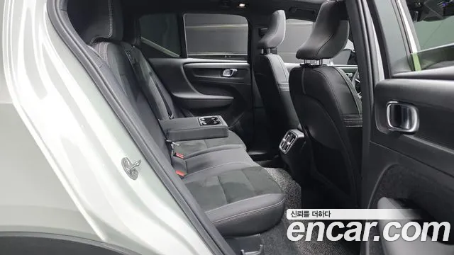 Вольво XC40 — Фото автомобиля 11