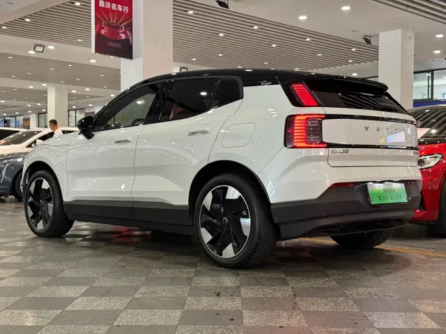 Volvo EX30 — Фото автомобиля 3