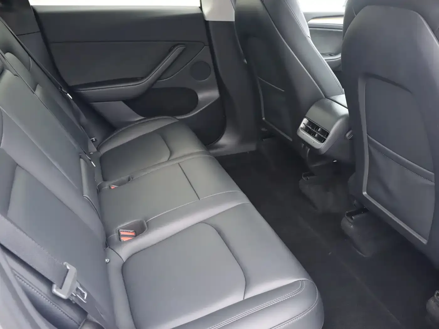 Tesla Model Y 2022 Facelift Rear-Wheel Drive Version — Фото автомобиля 12