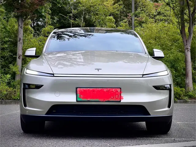 Tesla Model Y L 2025 Facelift Long Range AWD — Фото автомобиля 2