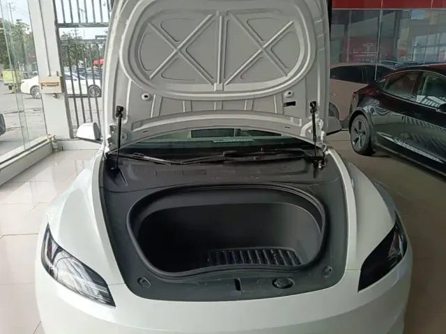 Tesla Model 3 — Фото автомобиля 19