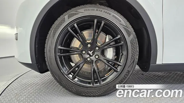 Tesla Model Y — Фото автомобиля 5