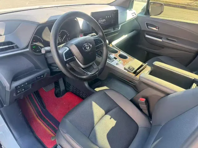 Toyota Sienna — Фото автомобиля 4