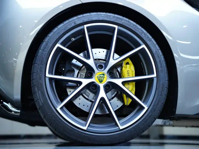 Lotus Emira — Фото автомобиля 10