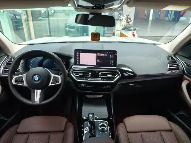 BMW iX3 — Фото автомобиля 14