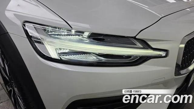 Вольво V60 V60 Cross Country 2 поколение B5 Ultimate AWD — Фото автомобиля 6