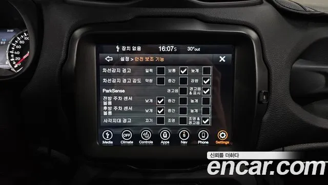 Jeep Renegade — Фото автомобиля 16