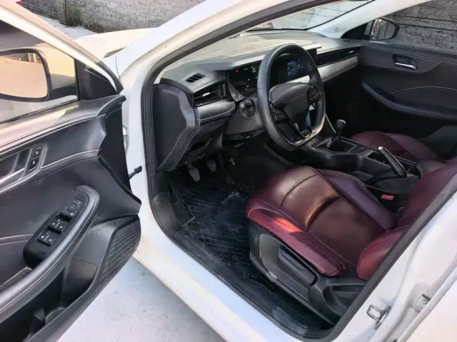 Roewe i5 — Фото автомобиля 15
