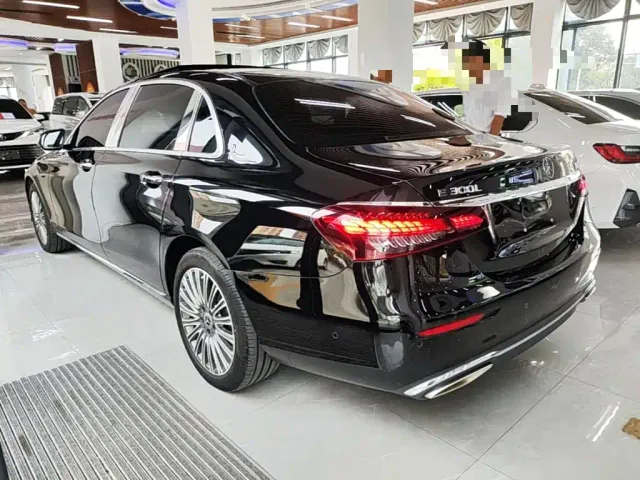Mercedes-Benz E-Class — Фото автомобиля 4