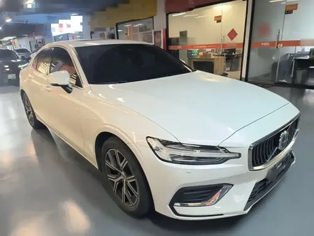 Volvo S60 — Фото автомобиля 3