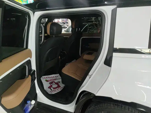 Land Rover Defender — Фото автомобиля 8